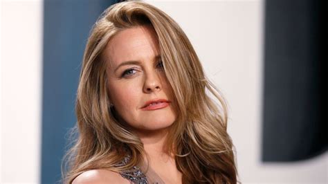 alicia silverstone nude|Alicia Silverstone poses completely naked to encourage people。